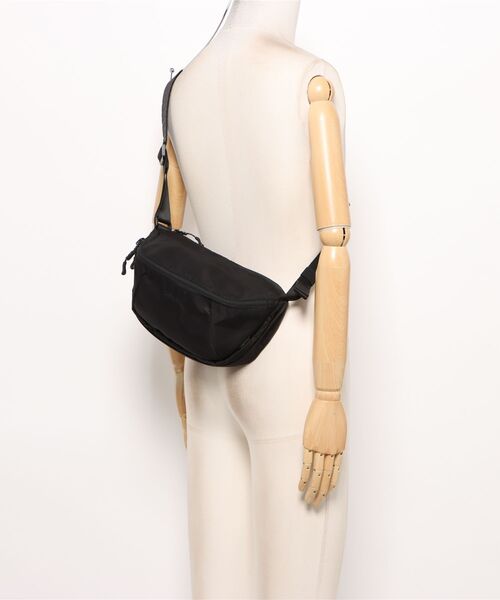 +phenix(プラスフェニックス)の「【+phenix/プラスフェニックス】EXPAND BODY BAG 5+(ボディバッグ/ウエストポーチ・メンズ・グレー/ブラック・FREE)」の3枚目の写真