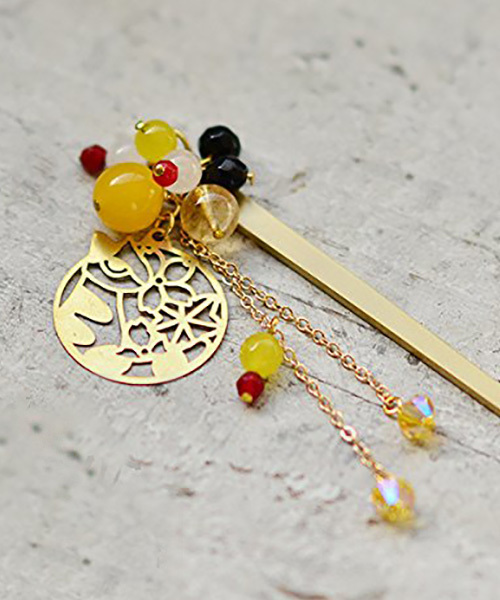 kimonomachi（キモノマチ）の「天然石を使った髪飾り　猫プレート かんざし　浴衣髪飾り　ヘアアクセサリー　ヘアアレンジ ポイント髪飾り　浴衣（和装小物・レディース・レッド/イエロー/ブルー・00）」の5枚目の写真