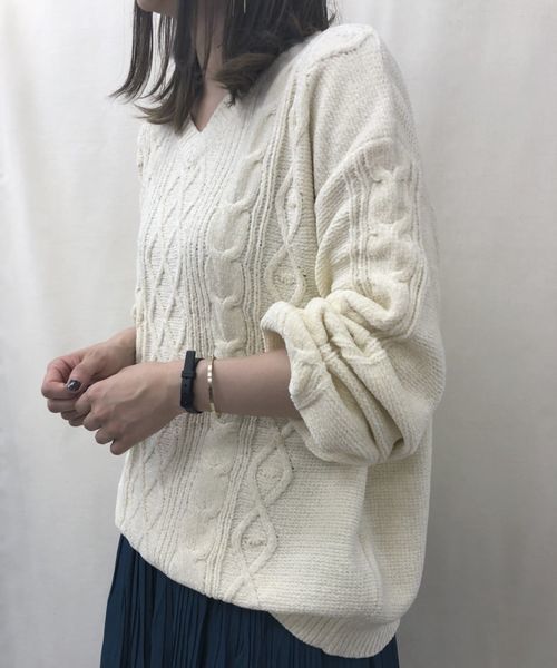 tiptop（ティップトップ）の「モールケーブル編みVネックニットプルオーバー（ニット/セーター・レディース・オフホワイト/グリーン/サックスブルー/ラベンダー/マスタード/ピンク/スモークピンク・FREE）」の9枚目の写真