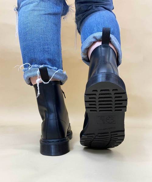 Dr. Martens(ドクターマーチン)の「Dr.Martens/ 8 HOLE BOOT MONO BLACK(ブーツ・メンズ・ブラック・23cm/24cm/26cm/27cm/22cm/28cm/25cm)」の3枚目の写真