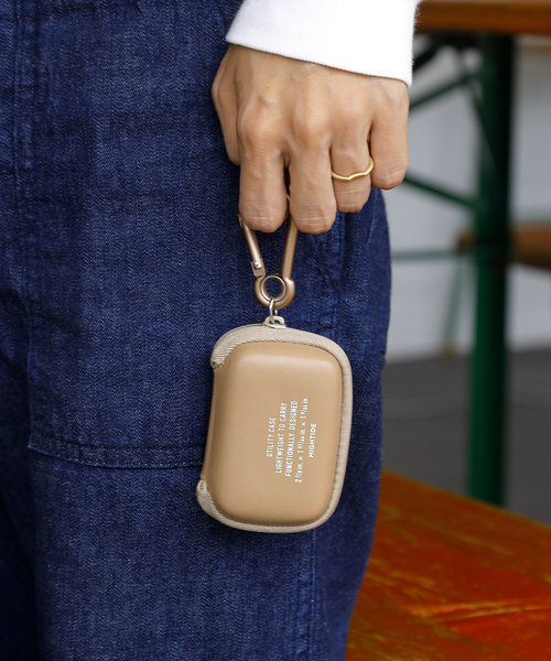 HIGHTIDE(ハイタイド)の「ユーティリティケース ミニ カラビナ付き ガジェットポーチ スクエア(ポーチ・レディース・ブラック/ベージュ/レッド/グリーン・FREE)」の13枚目の写真