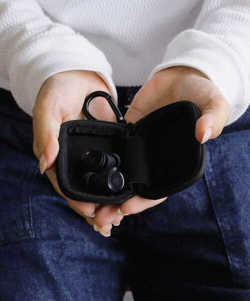 HIGHTIDE(ハイタイド)の「ユーティリティケース ミニ カラビナ付き ガジェットポーチ スクエア(ポーチ・レディース・ブラック/ベージュ/レッド/グリーン・FREE)」の19枚目の写真