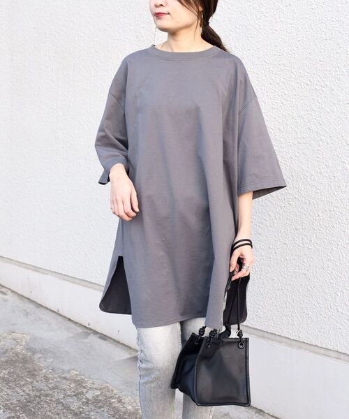 SHIPS（シップス）の「【WEB限定】サイドスリットビッグTEE◇（Tシャツ/カットソー・レディース・ホワイト/ブラック/ベージュ/ブラウン/ライトブルー/オリーブ/ダークグレー/ラベンダー/ナチュラル・38/36）」の4枚目の写真