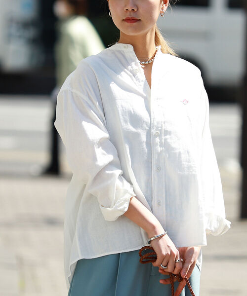 Ray BEAMS(レイビームス)の「DANTON / ノーカラー シャツ(シャツ/ブラウス・レディース・ホワイト/ライトブルー・38/36)」の3枚目の写真