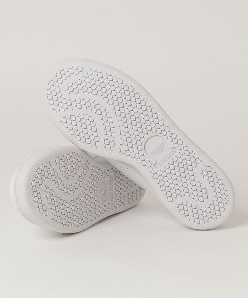 adidas（アディダス）の「スタンスミス [STAN SMITH] アディダスオリジナルス（スニーカー・レディース・ホワイト系その他・25.5cm/22.5cm/26.5cm/25.0cm/24.5cm/22.0cm/23.0cm/23.5cm/24.0cm/26.0cm）」の3枚目の写真