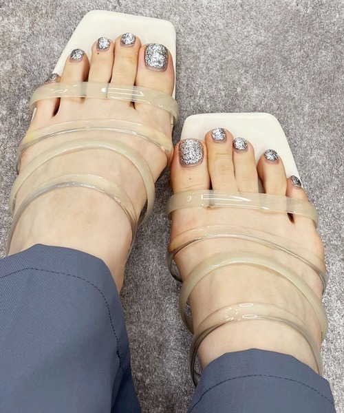 apres jour mignon(アプレジュールミニョン)の「スクエアクリアヒールサンダル【ZOZOTOWN限定アイテム】(サンダル・レディース・ブラック/グレイッシュベージュ/アイボリー・X-LARGE/LARGE/MEDIUM/SMALL)」の4枚目の写真