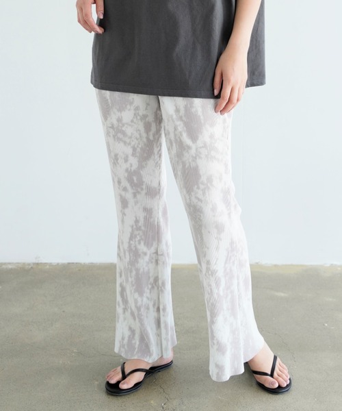 Chiaro（キアロ）の「タイダイ柄楊柳プリーツワイドフレアパンツ（その他パンツ・レディース・ベージュ/グレー/オリーブ・FREE）」の2枚目の写真