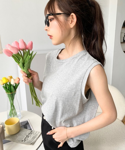 moment+（モーメントプラス）の「綿100％天竺.無地＆ボーダーバックショルダータックノースリーブTシャツ（Tシャツ/カットソー・レディース・ブラック/ベージュ/オフホワイト/杢グレー/グレイッシュベージュ/ピンク/オレンジ/ターコイズブルー/グリーン/クリアグリーン/イエロー×グリーン/ブラック系その他/グレー/オートミール/チャコールグレー・M/L）」の6枚目の写真