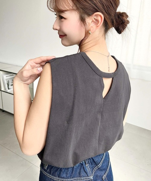 moment+（モーメントプラス）の「綿100％天竺.無地＆ボーダーバックショルダータックノースリーブTシャツ（Tシャツ/カットソー・レディース・ブラック/ベージュ/オフホワイト/杢グレー/グレイッシュベージュ/ピンク/オレンジ/ターコイズブルー/グリーン/クリアグリーン/イエロー×グリーン/ブラック系その他/グレー/オートミール/チャコールグレー・M/L）」の4枚目の写真