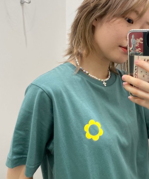 WEGO（ウィゴー）の「WEGO/ワンポイントflowerロゴTシャツ（Tシャツ/カットソー・レディース・イエロー/グリーン・SMALL/MEDIUM/LARGE/X-LARGE）」の2枚目の写真