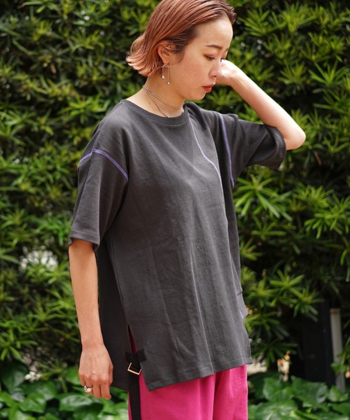 AULA AILA（アウラアイラ）の「AULA AILA（アウラアイラ）別注カラーステッチTシャツ（Tシャツ/カットソー・レディース・ホワイト/チャコールグレー・0）」の2枚目の写真