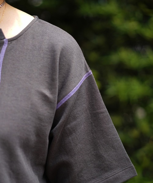 AULA AILA（アウラアイラ）の「AULA AILA（アウラアイラ）別注カラーステッチTシャツ（Tシャツ/カットソー・レディース・ホワイト/チャコールグレー・0）」の3枚目の写真