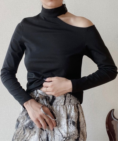 musubore（ムスボレ）の「ショルダーカットチョーカートップス（Tシャツ/カットソー・レディース・ブラック・FREE）」の13枚目の写真