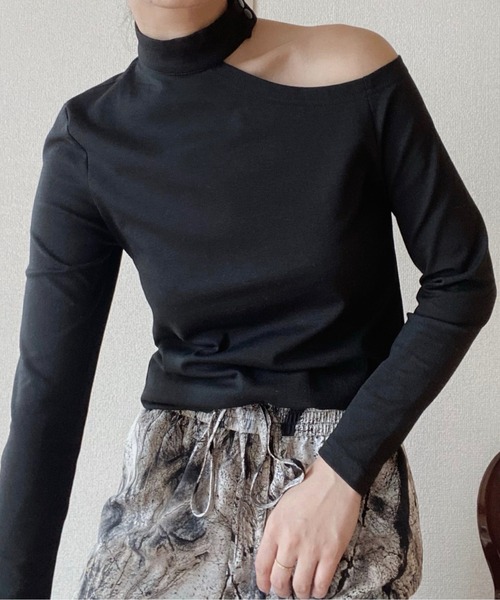 musubore（ムスボレ）の「ショルダーカットチョーカートップス（Tシャツ/カットソー・レディース・ブラック・FREE）」の20枚目の写真