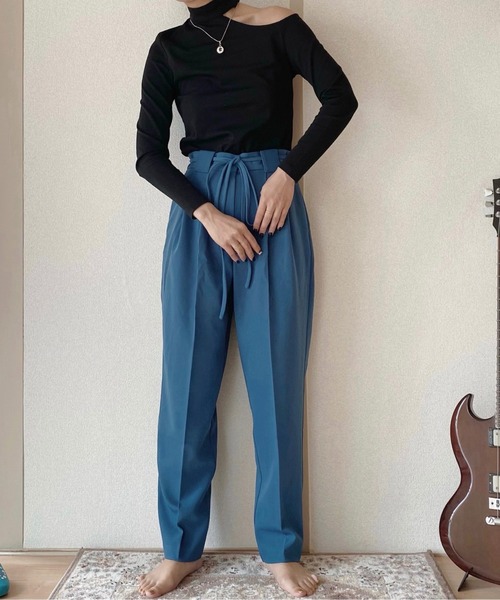 musubore（ムスボレ）の「ショルダーカットチョーカートップス（Tシャツ/カットソー・レディース・ブラック・FREE）」の4枚目の写真