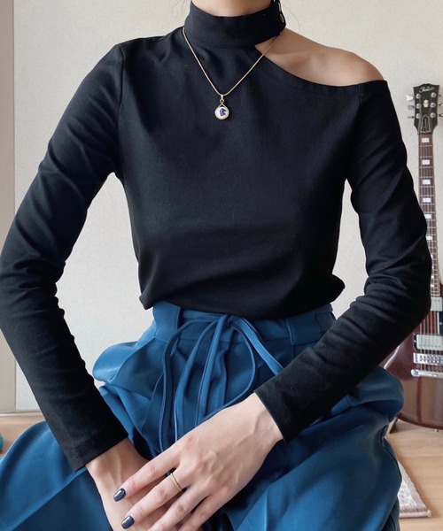 musubore（ムスボレ）の「ショルダーカットチョーカートップス（Tシャツ/カットソー・レディース・ブラック・FREE）」の10枚目の写真