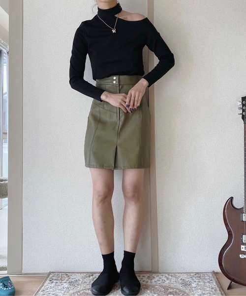 musubore（ムスボレ）の「ショルダーカットチョーカートップス（Tシャツ/カットソー・レディース・ブラック・FREE）」の5枚目の写真