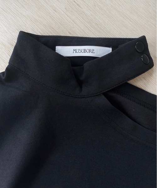 musubore（ムスボレ）の「ショルダーカットチョーカートップス（Tシャツ/カットソー・レディース・ブラック・FREE）」の3枚目の写真