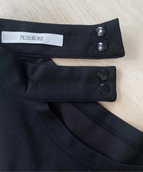 musubore（ムスボレ）の「ショルダーカットチョーカートップス（Tシャツ/カットソー・レディース・ブラック・FREE）」の17枚目の写真