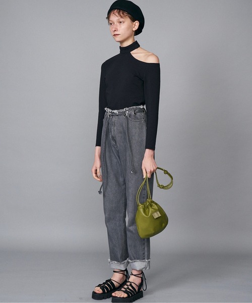 musubore（ムスボレ）の「ショルダーカットチョーカートップス（Tシャツ/カットソー・レディース・ブラック・FREE）」の2枚目の写真