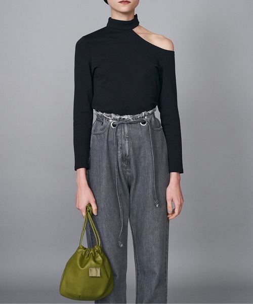 musubore（ムスボレ）の「ショルダーカットチョーカートップス（Tシャツ/カットソー・レディース・ブラック・FREE）」の6枚目の写真