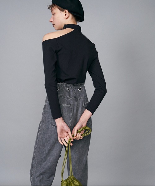 musubore（ムスボレ）の「ショルダーカットチョーカートップス（Tシャツ/カットソー・レディース・ブラック・FREE）」の7枚目の写真