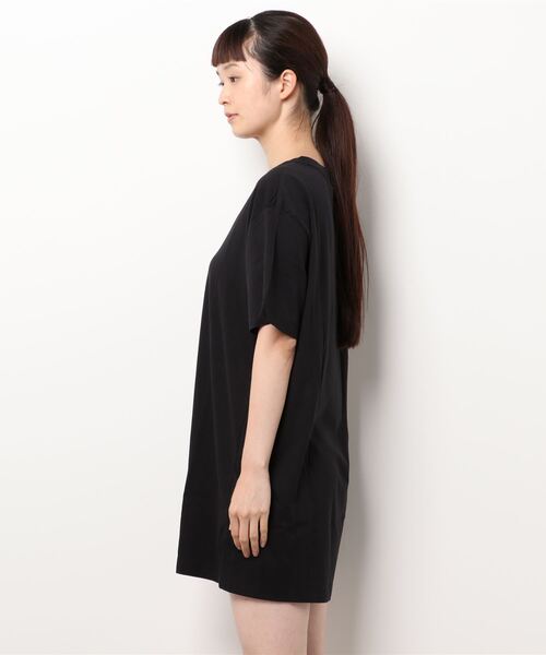 NIKE（ナイキ）の「ＮＳＷ　ＥＳＳＮＴＬ　ＤＲＥＳＳ（ワンピース・レディース・ブラック/ホワイト・M）」の3枚目の写真