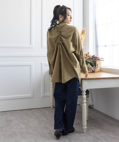 clear（クリア）の「バックギャザーオーバーサイズシャツ（シャツ/ブラウス・レディース・ブラック/オフホワイト/カーキ・F）」の6枚目の写真