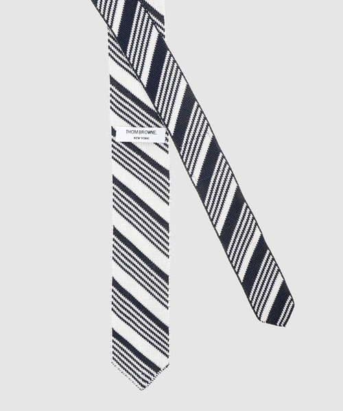 THOM BROWNE（トムブラウン）の「KNIT TIE IN REPP STRIPE JACQUARD SILK（ネクタイ・メンズ・ネイビー・ONE SIZE）」の2枚目の写真