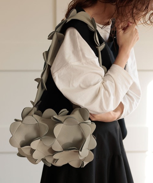 DONOBAN(ドノバン)の「花びらショルダーBAG(ショルダーバッグ・レディース・ブラック/グレー/ブルー・ONESIZE)」の3枚目の写真