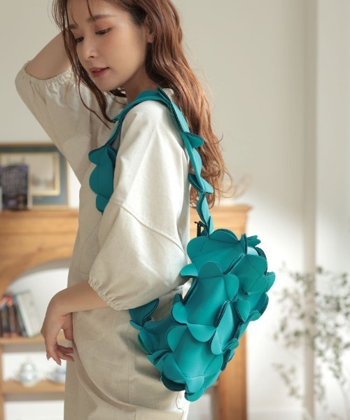 DONOBAN(ドノバン)の「花びらショルダーBAG(ショルダーバッグ・レディース・ブラック/グレー/ブルー・ONESIZE)」の14枚目の写真