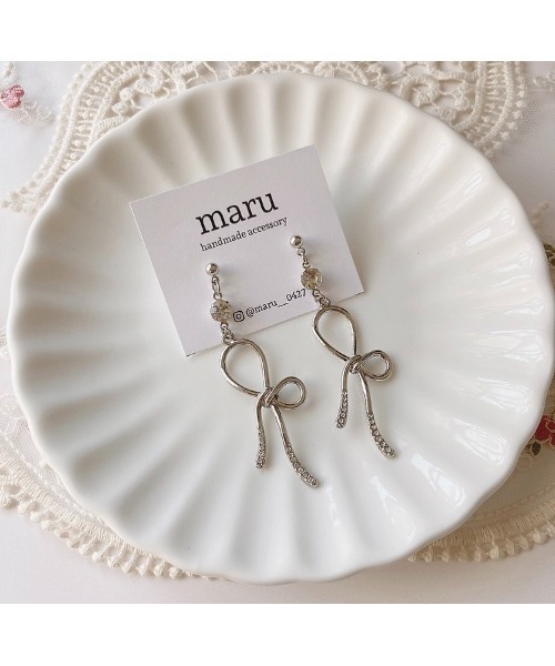 tone(トーン)の「【maru】ビジューリボンピアス(MA)(ピアス(両耳用)・レディース・シルバー/ゴールド・FREE)」の1枚目の写真