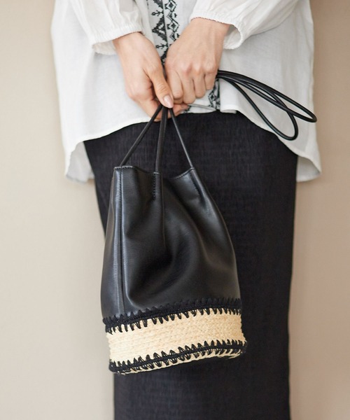 LEPSIM（レプシィム）の「ラフィアフェイクレザーコンビBAG　269160（かごバッグ・レディース・ブラック/アイボリー・ONE SIZE）」の2枚目の写真