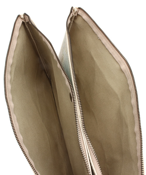 And A（アンドエー）の「転写クラッチ (MATATABI)（クラッチバッグ・メンズ・ベージュ・FREE）」の7枚目の写真