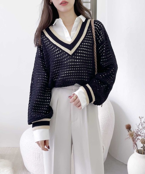 classicalelf（クラシカルエルフ）の「スタイリッシュをプラス。ライン入りＶネックメッシュニット（ニット/セーター・レディース・レッド/グリーン/グレイッシュベージュ/ネイビー×ホワイト/ブラック・SMALL/MEDIUM/LARGE/X-LARGE）」の4枚目の写真