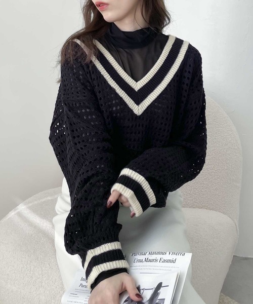 classicalelf（クラシカルエルフ）の「スタイリッシュをプラス。ライン入りＶネックメッシュニット（ニット/セーター・レディース・レッド/グリーン/グレイッシュベージュ/ネイビー×ホワイト/ブラック・SMALL/MEDIUM/LARGE/X-LARGE）」の2枚目の写真