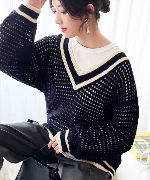 classicalelf（クラシカルエルフ）の「スタイリッシュをプラス。ライン入りＶネックメッシュニット（ニット/セーター・レディース・レッド/グリーン/グレイッシュベージュ/ネイビー×ホワイト/ブラック・SMALL/MEDIUM/LARGE/X-LARGE）」の14枚目の写真