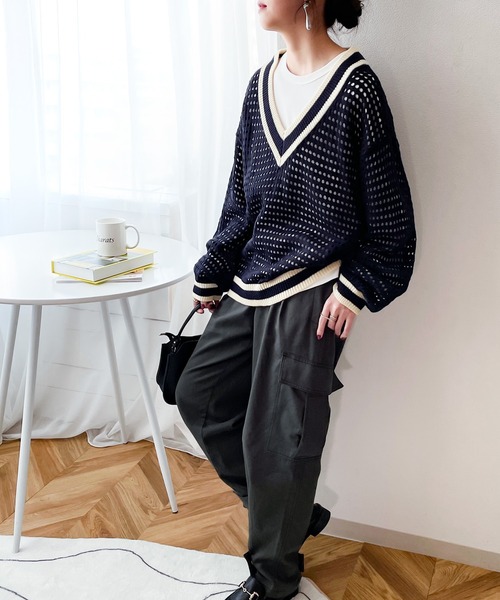 classicalelf（クラシカルエルフ）の「スタイリッシュをプラス。ライン入りＶネックメッシュニット（ニット/セーター・レディース・レッド/グリーン/グレイッシュベージュ/ネイビー×ホワイト/ブラック・SMALL/MEDIUM/LARGE/X-LARGE）」の6枚目の写真