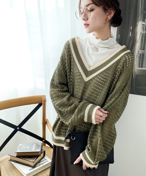 classicalelf（クラシカルエルフ）の「スタイリッシュをプラス。ライン入りＶネックメッシュニット（ニット/セーター・レディース・レッド/グリーン/グレイッシュベージュ/ネイビー×ホワイト/ブラック・SMALL/MEDIUM/LARGE/X-LARGE）」の8枚目の写真