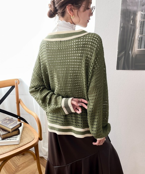 classicalelf（クラシカルエルフ）の「スタイリッシュをプラス。ライン入りＶネックメッシュニット（ニット/セーター・レディース・レッド/グリーン/グレイッシュベージュ/ネイビー×ホワイト/ブラック・SMALL/MEDIUM/LARGE/X-LARGE）」の10枚目の写真