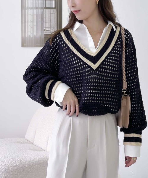 classicalelf（クラシカルエルフ）の「スタイリッシュをプラス。ライン入りＶネックメッシュニット（ニット/セーター・レディース・レッド/グリーン/グレイッシュベージュ/ネイビー×ホワイト/ブラック・SMALL/MEDIUM/LARGE/X-LARGE）」の15枚目の写真