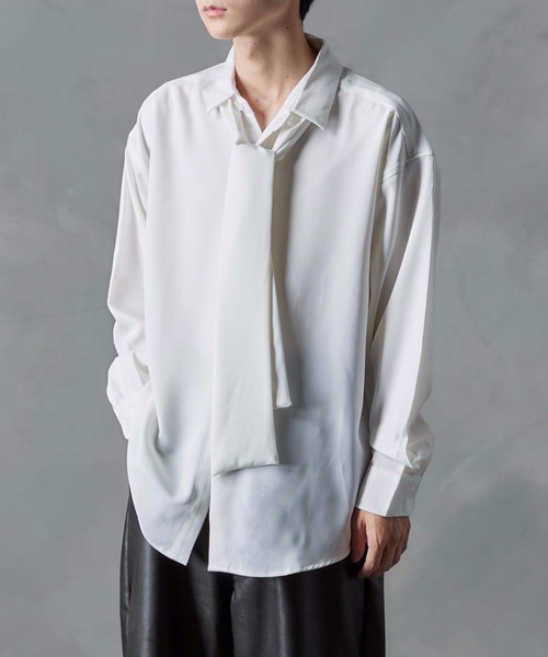 NILWAY（ニルウェイ）の「ナチュラルストレッチポリエステルネクタイ付きシャツ/2WAY（シャツ/ブラウス・メンズ・グレイッシュベージュ/ホワイト/グリーン/ブラック/ブルー・LARGE/MEDIUM）」の2枚目の写真