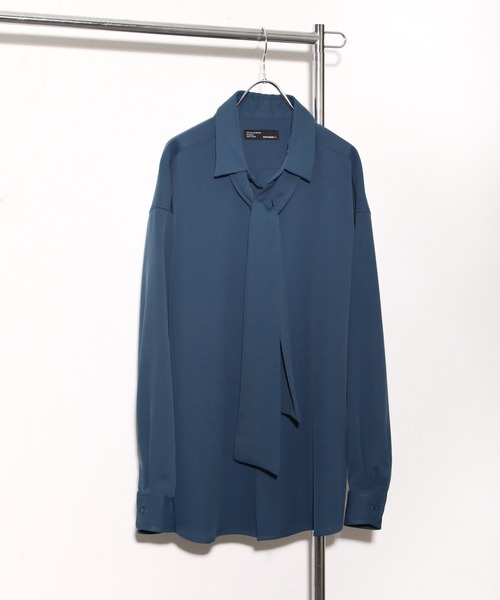 NILWAY（ニルウェイ）の「ナチュラルストレッチポリエステルネクタイ付きシャツ/2WAY（シャツ/ブラウス・メンズ・グレイッシュベージュ/ホワイト/グリーン/ブラック/ブルー・LARGE/MEDIUM）」の5枚目の写真