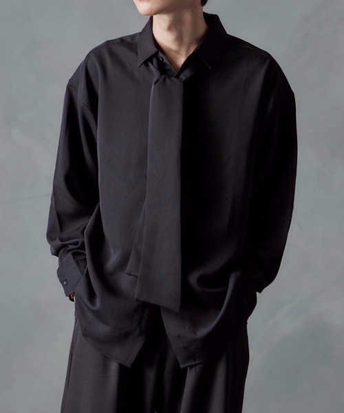 NILWAY（ニルウェイ）の「ナチュラルストレッチポリエステルネクタイ付きシャツ/2WAY（シャツ/ブラウス・メンズ・グレイッシュベージュ/ホワイト/グリーン/ブラック/ブルー・LARGE/MEDIUM）」の3枚目の写真