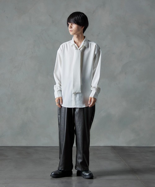 NILWAY（ニルウェイ）の「ナチュラルストレッチポリエステルネクタイ付きシャツ/2WAY（シャツ/ブラウス・メンズ・グレイッシュベージュ/ホワイト/グリーン/ブラック/ブルー・LARGE/MEDIUM）」の21枚目の写真