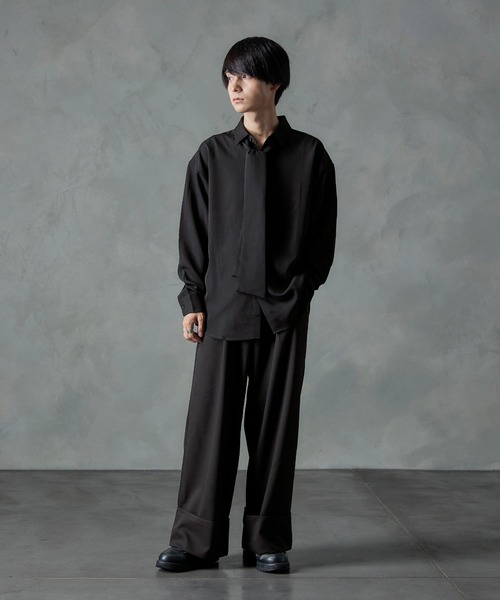 NILWAY（ニルウェイ）の「ナチュラルストレッチポリエステルネクタイ付きシャツ/2WAY（シャツ/ブラウス・メンズ・グレイッシュベージュ/ホワイト/グリーン/ブラック/ブルー・LARGE/MEDIUM）」の15枚目の写真