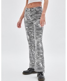 Guess（ゲス）の「GUESS Originals Zebra Printed Bootcut Pants