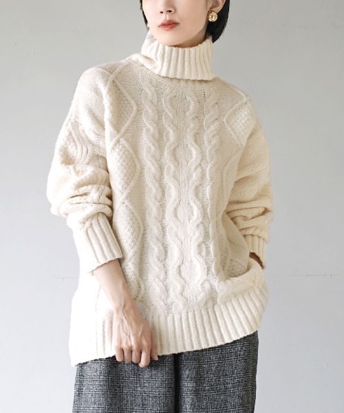 MIMIMEMETE(ミミメメット)の「ケーブル編み タートルネックニット(ニット/セーター・レディース・レッド/ライトブルー/オフホワイト/パープル・フリー)」の2枚目の写真