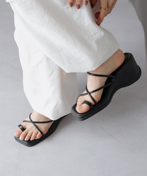 Crisp（クリスプ）の「バルキーヒールコードサンダル（サンダル・レディース・ブラック/アイボリー・36/37/38）」の4枚目の写真