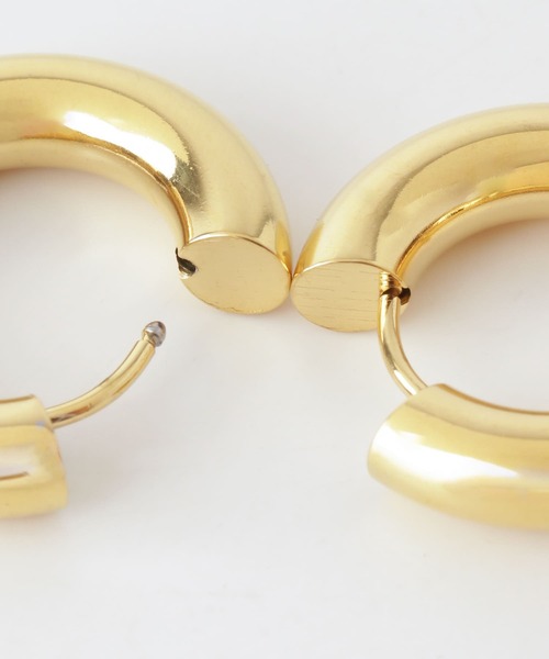 KBF(ケイビーエフ)の「ラウンドフープピアス22mm(ピアス(両耳用)・レディース・その他1/シルバー/ゴールド・ONE)」の4枚目の写真